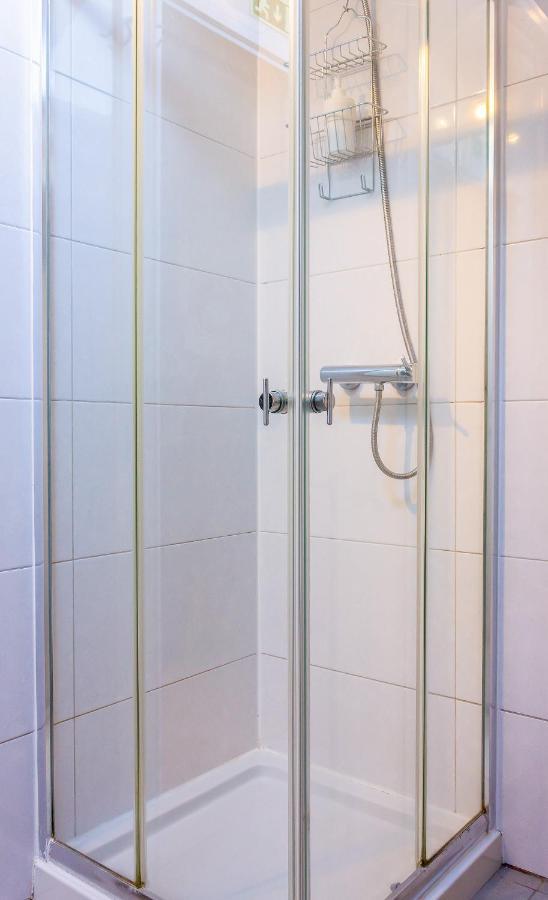 Habitación Doble con aseo compartido