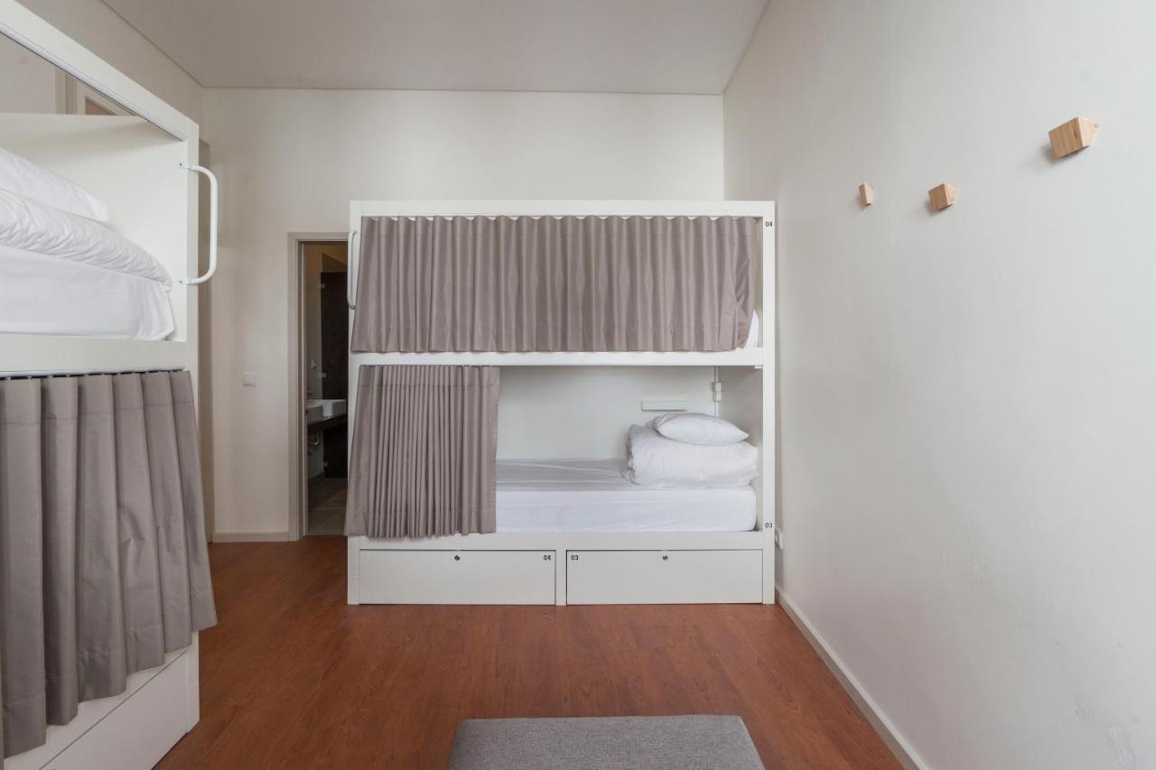 Cama num Dormitório Misto com 4 Camas