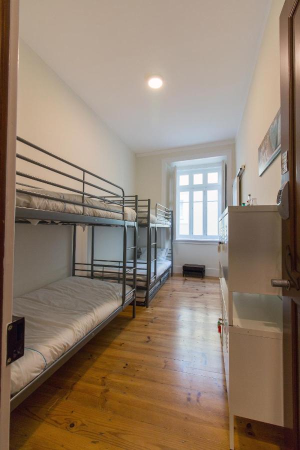 Cama num Dormitório Misto com 4 Camas