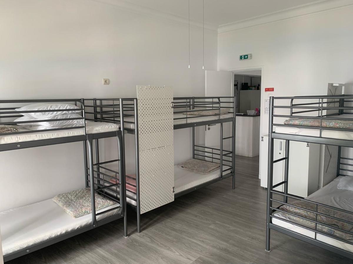 Cama en habitación compartida femenina de 6 camas