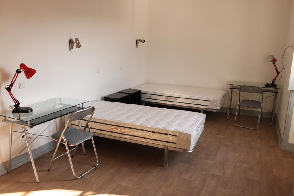 Cama Individual em Dormitório Masculino com Casa de Banho Partilhada