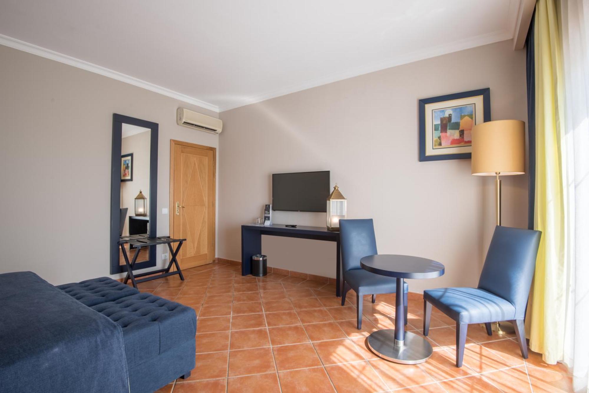 Family Suite (2 Adults + 2 Children)