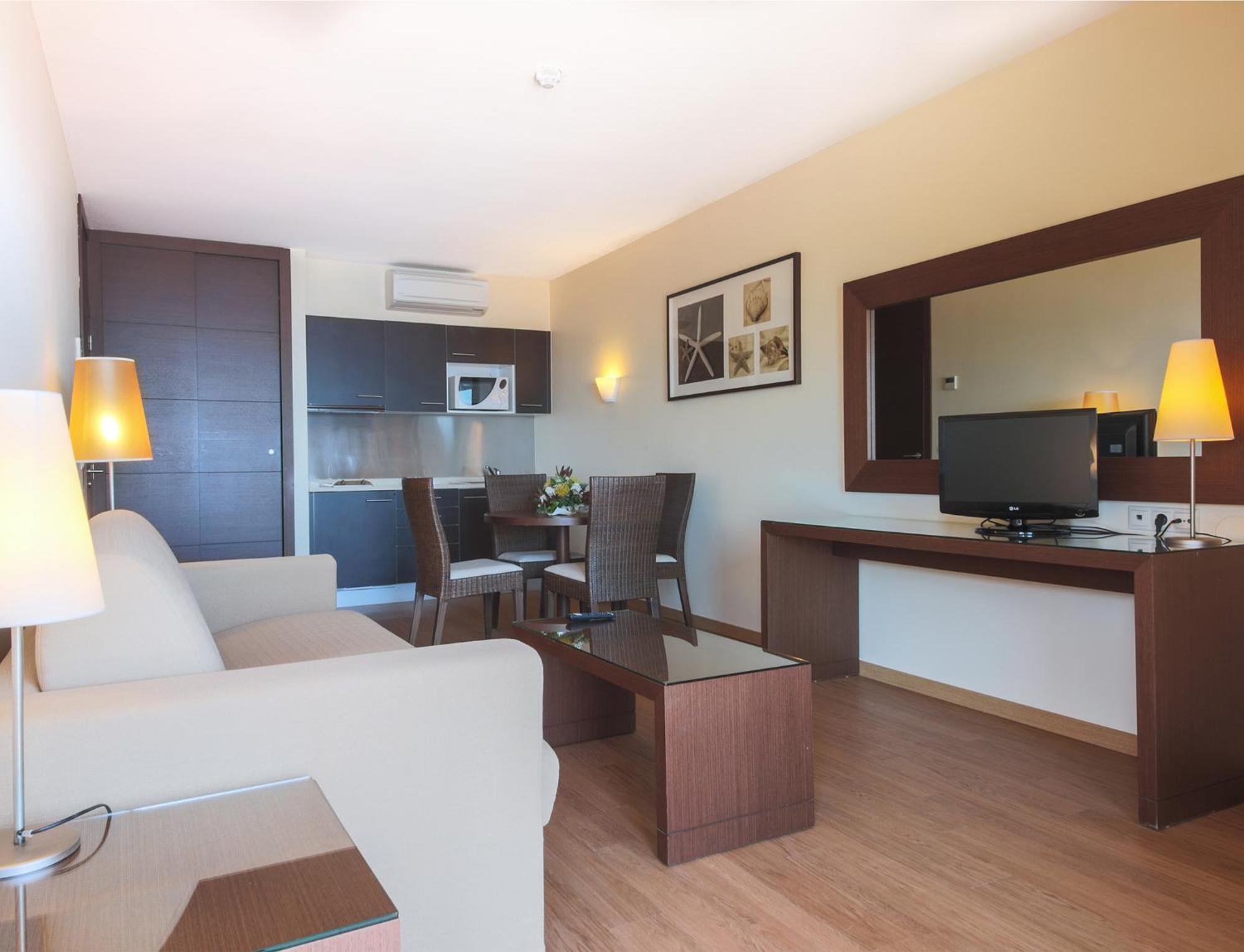 Club One-Bedroom Apartment Garden View