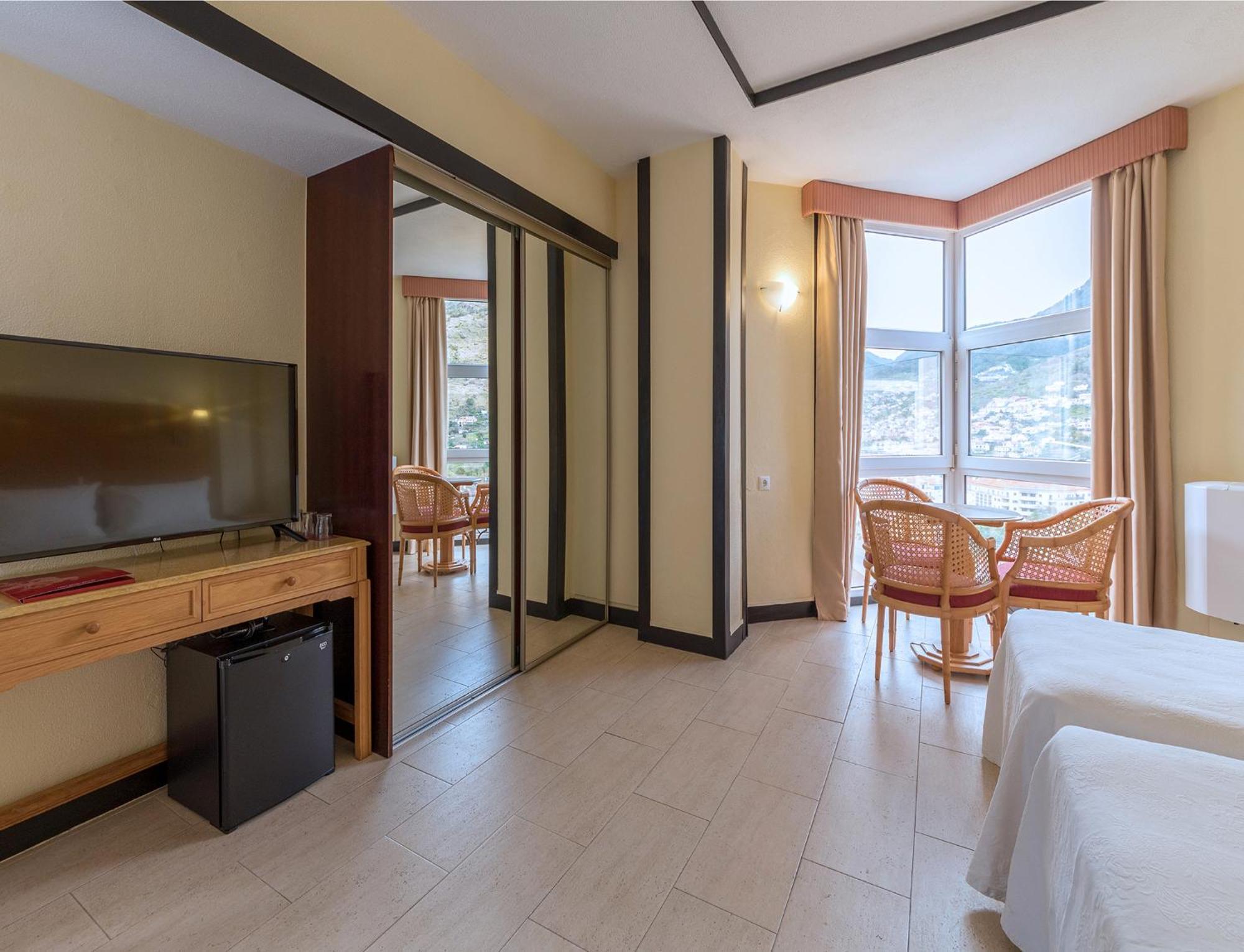 Quarto Triplo com Vista Jardim (2 Adultos + 1 Criança)