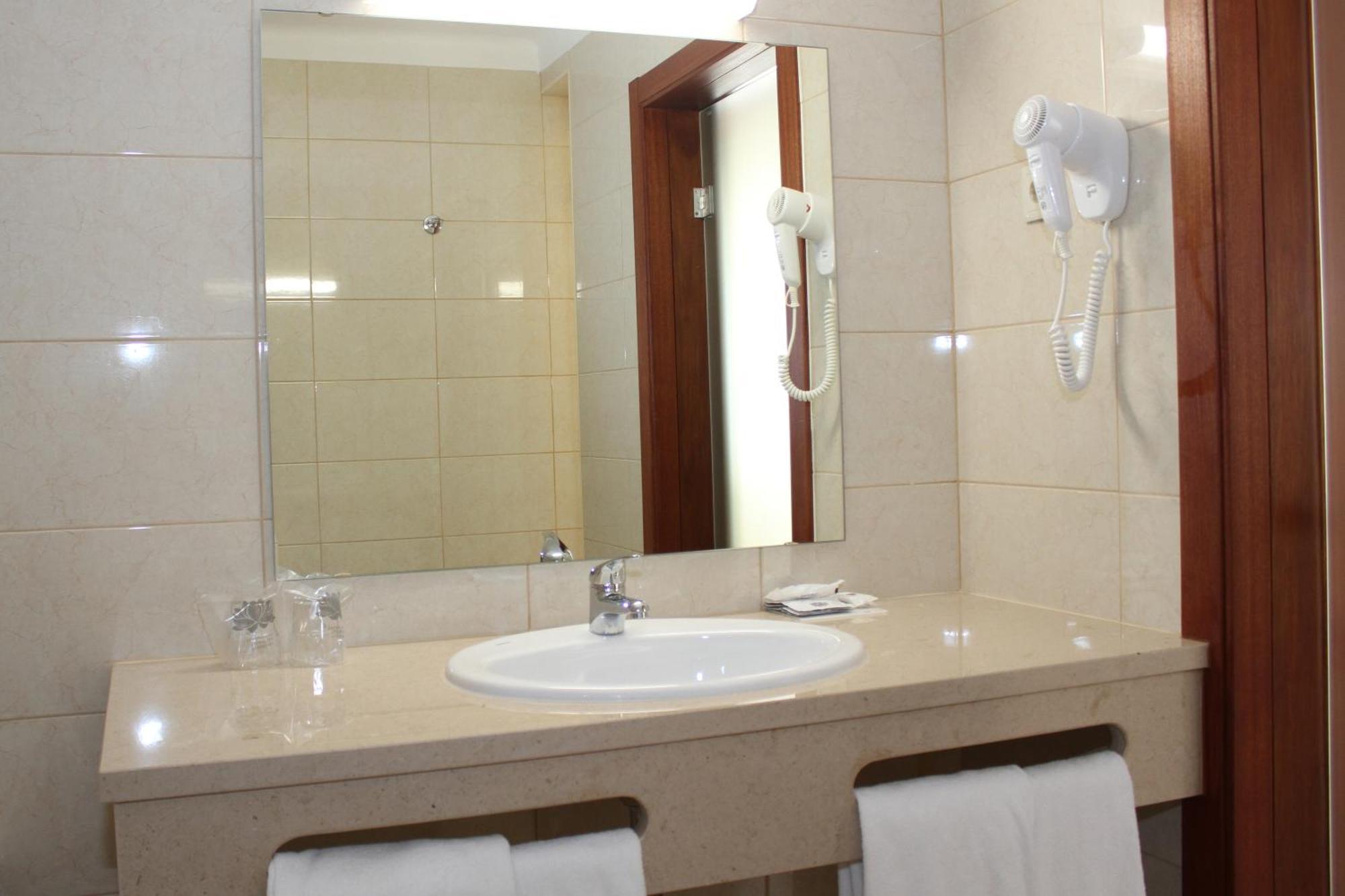 Quarto Familiar (2 Adultos + 1 Criança)