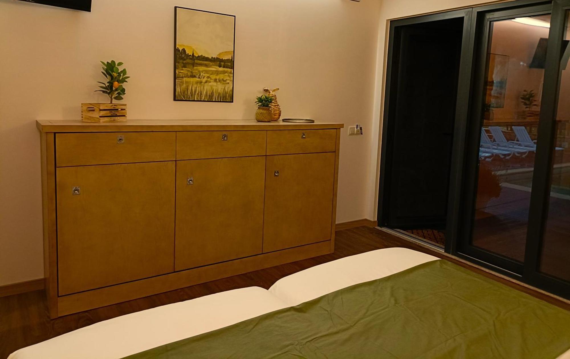 Quarto Triplo com Vista Piscina