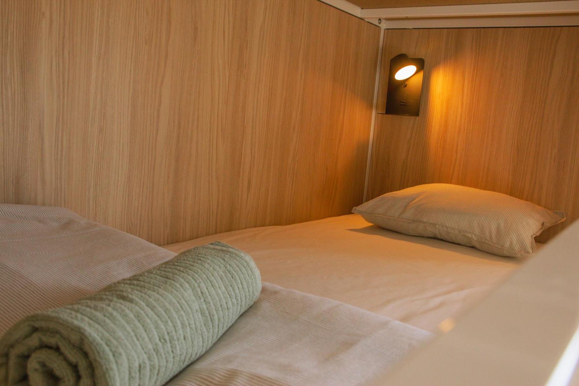 Cama num Dormitório Misto com 4 Camas
