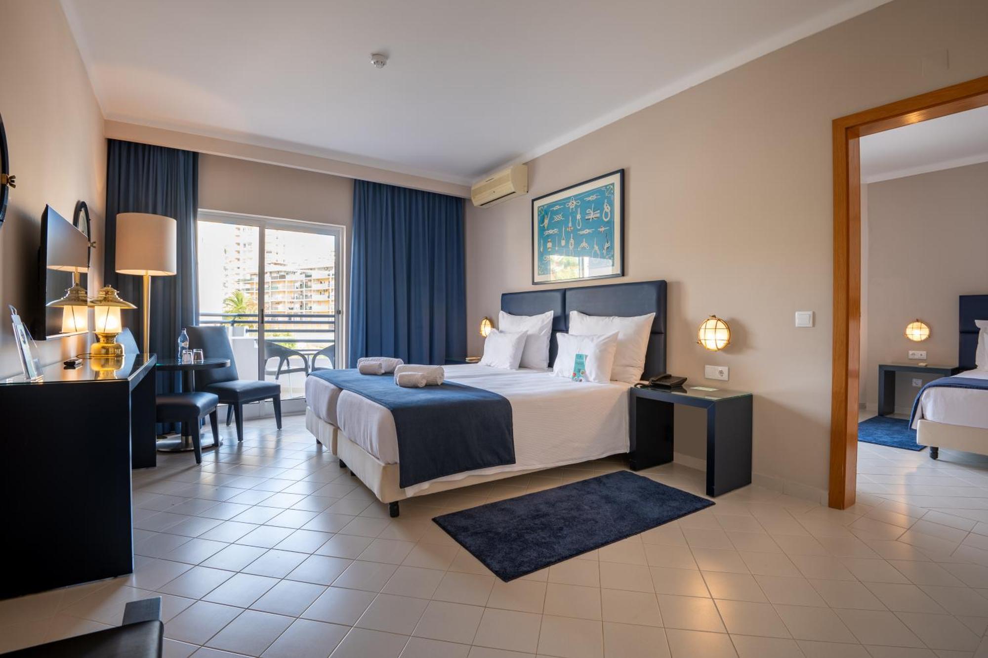 Suite Junior con vistas a la piscina (2 adultos + 2 niños)