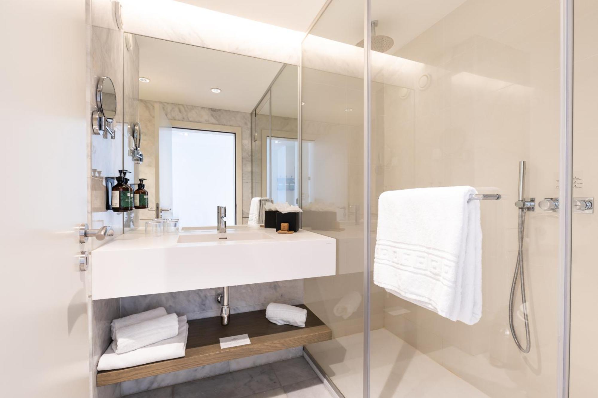 Habitación Premium con cama extragrande, balcón y vistas al mar