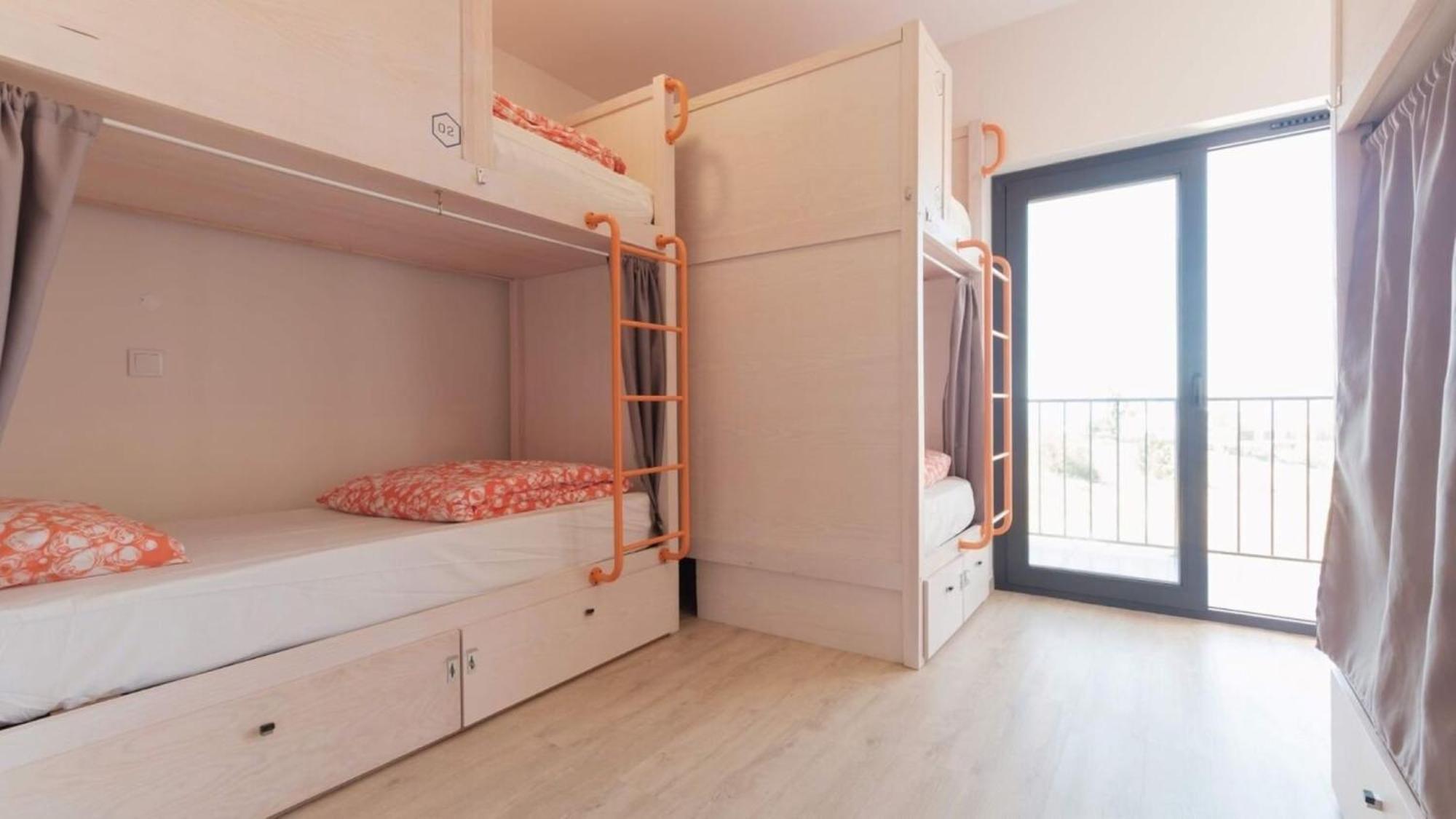 Cama en habitación compartida femenina de 6 camas