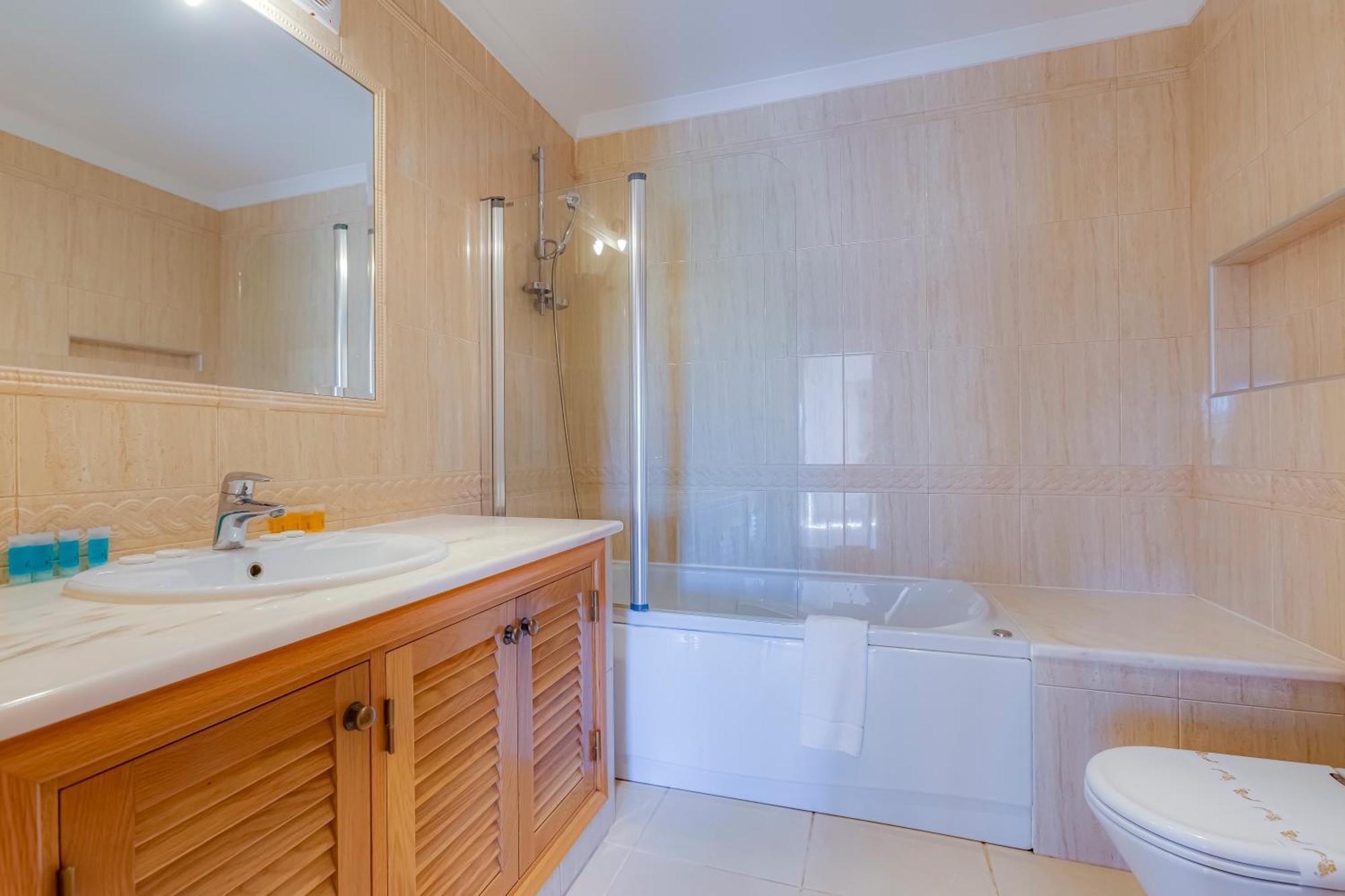Deluxe Three-Bedroom Apartment