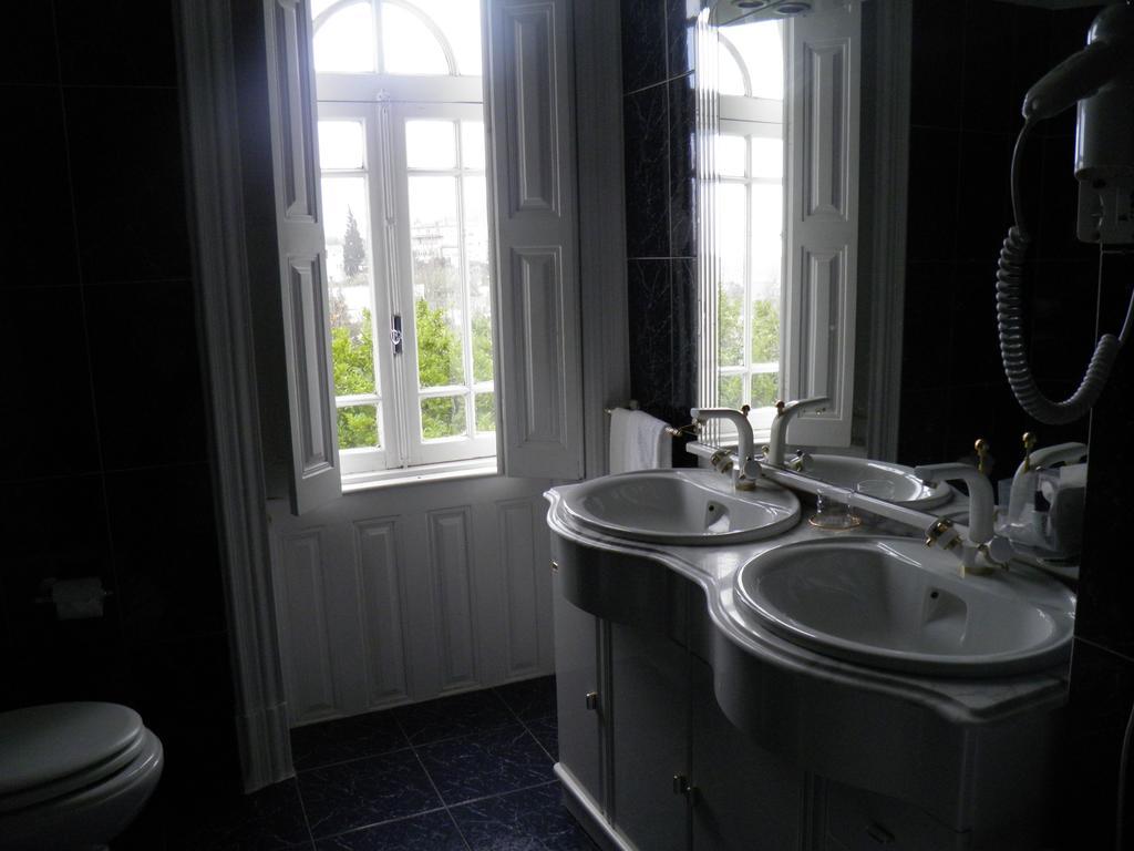 Habitación con cama grande y bañera de hidromasaje