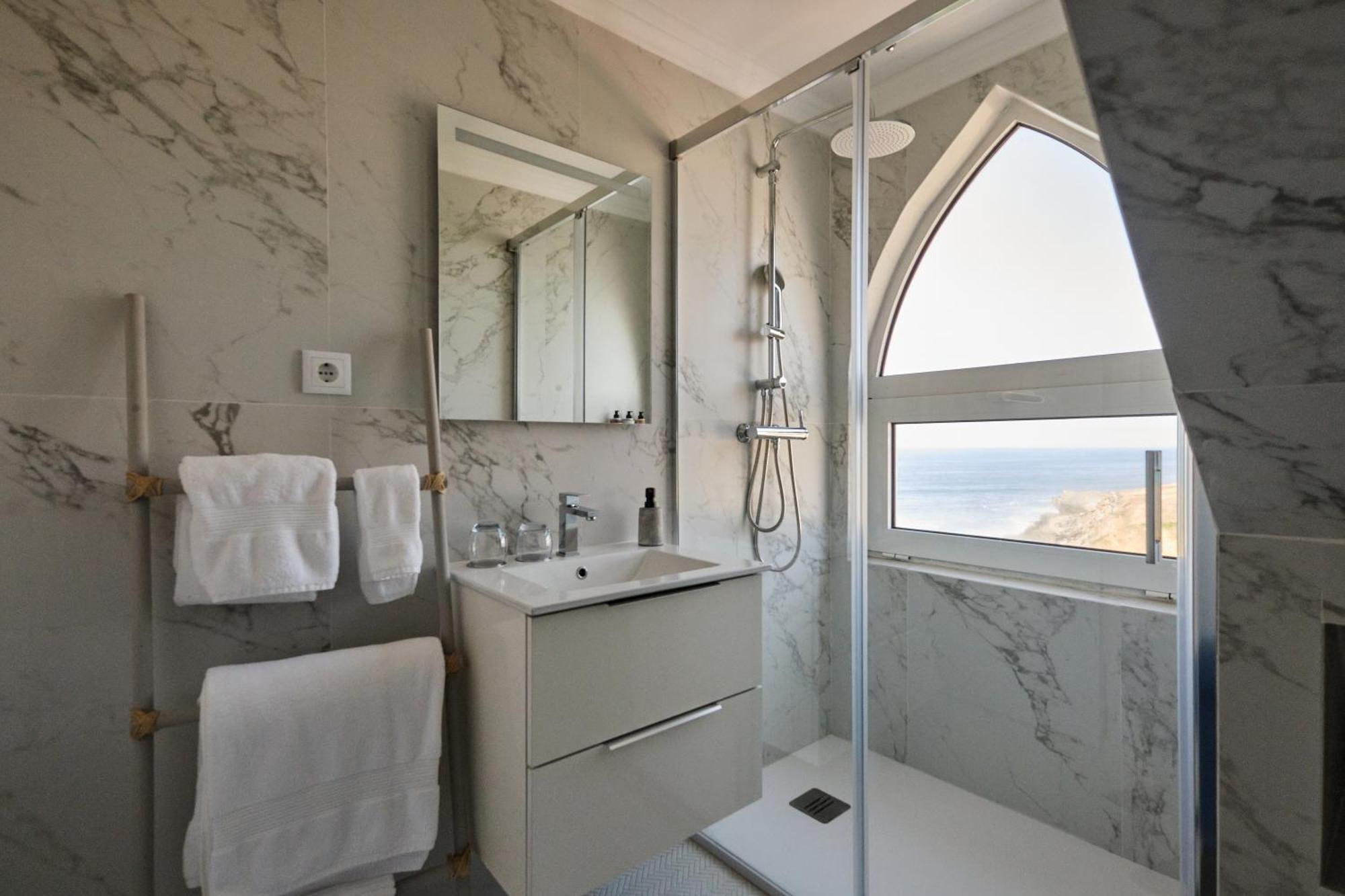 Basic Double Room - Skylight Moon