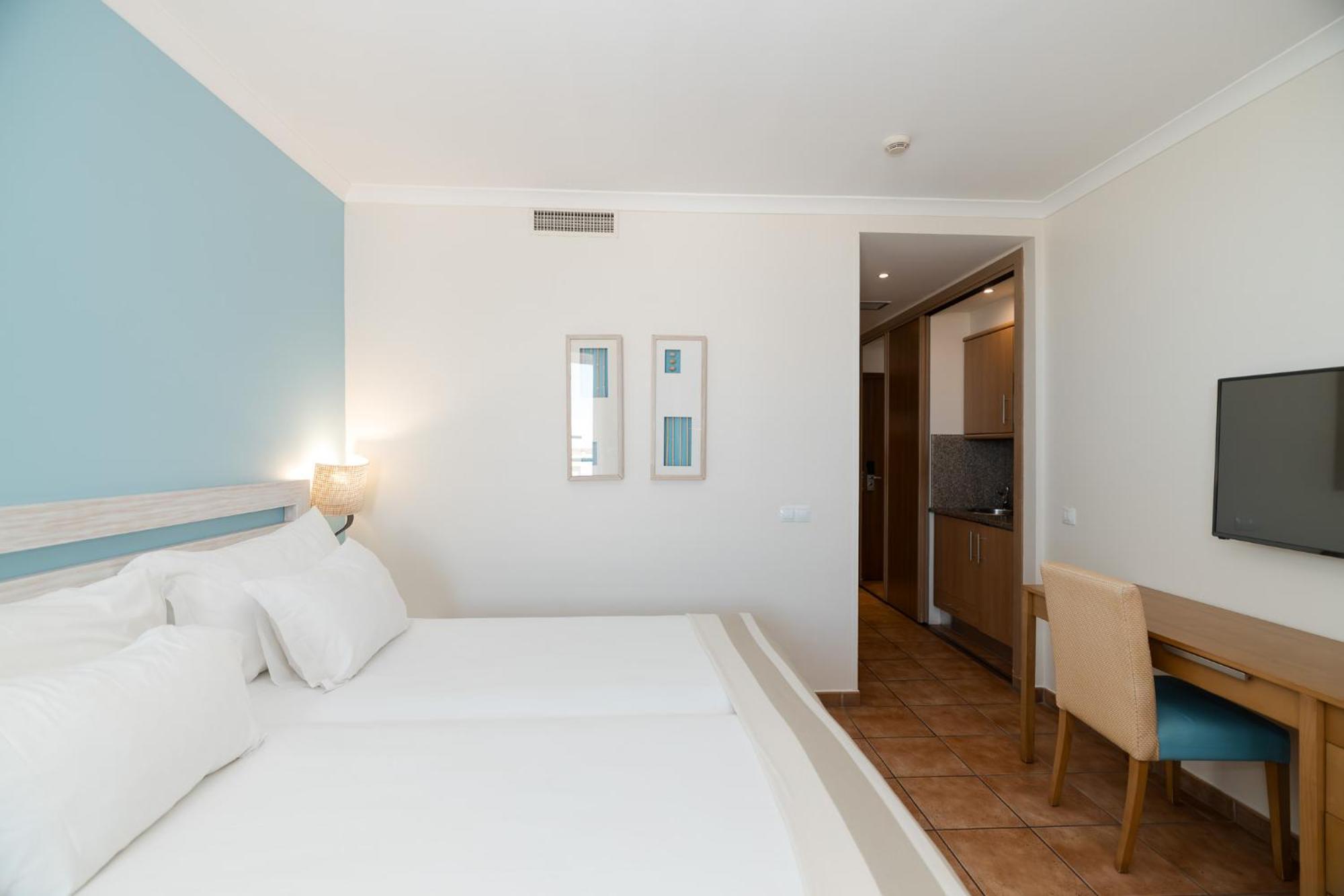 Habitación Doble Superior con cama supletoria y vistas al mar
