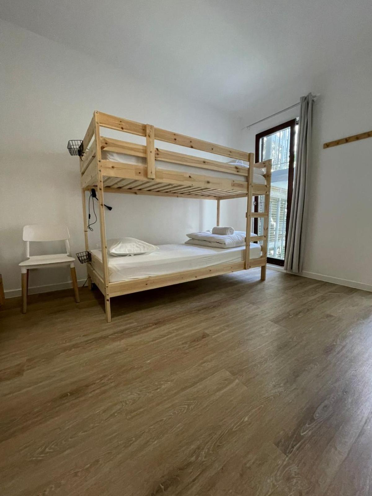 Cama num Dormitório Misto com 4 Camas