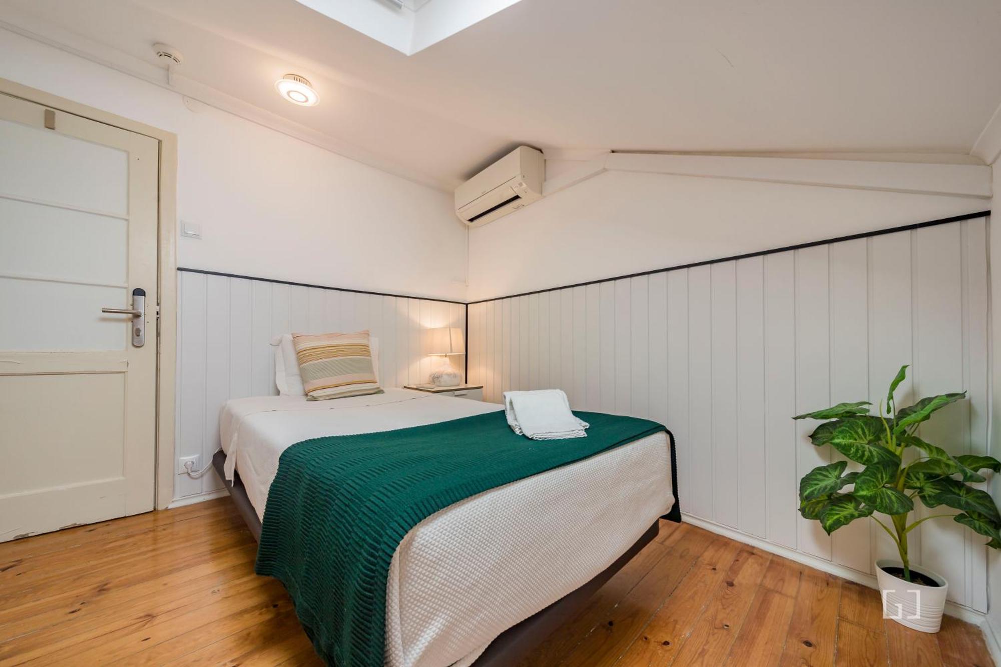 Single Room with Shared Bathroom