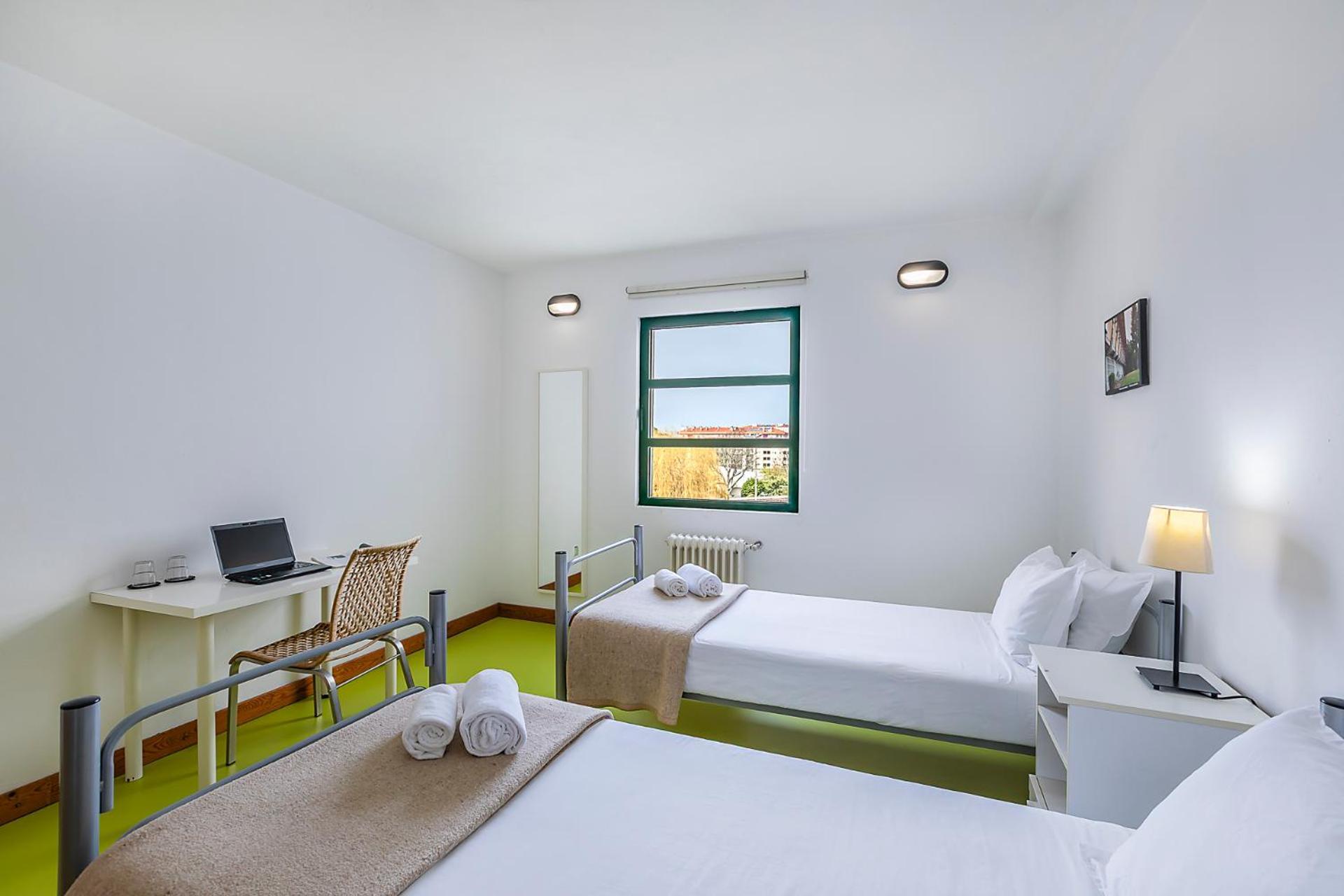 Quarto Twin com Casa de Banho Partilhada