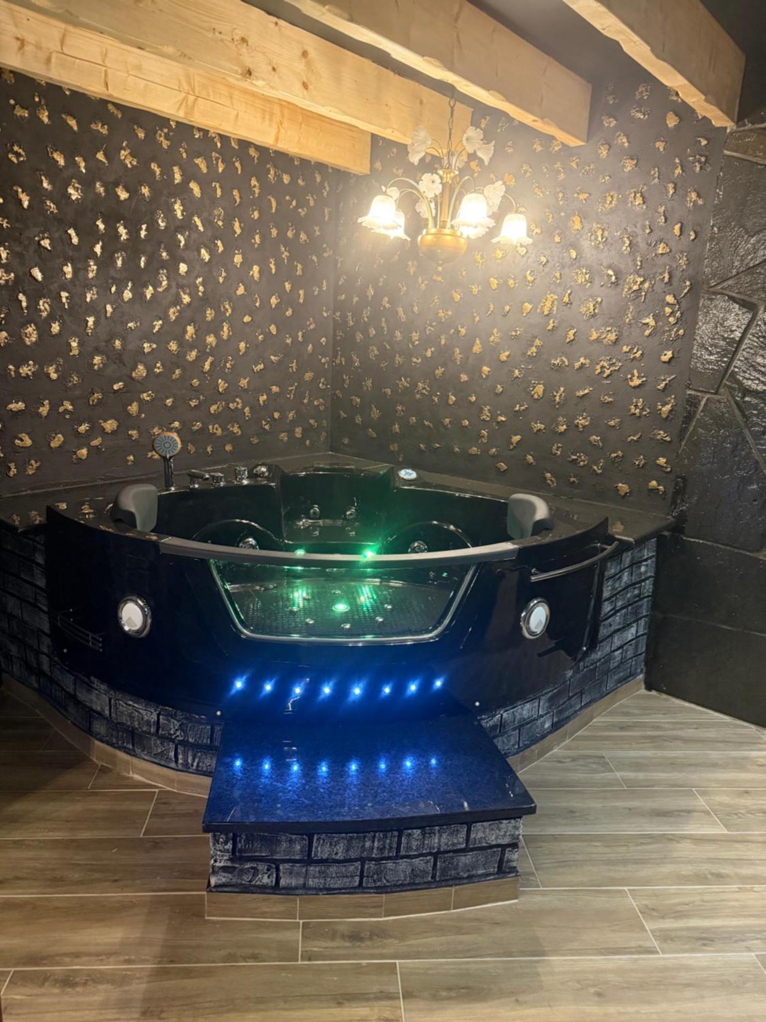 Deluxe Suite Spa Bath