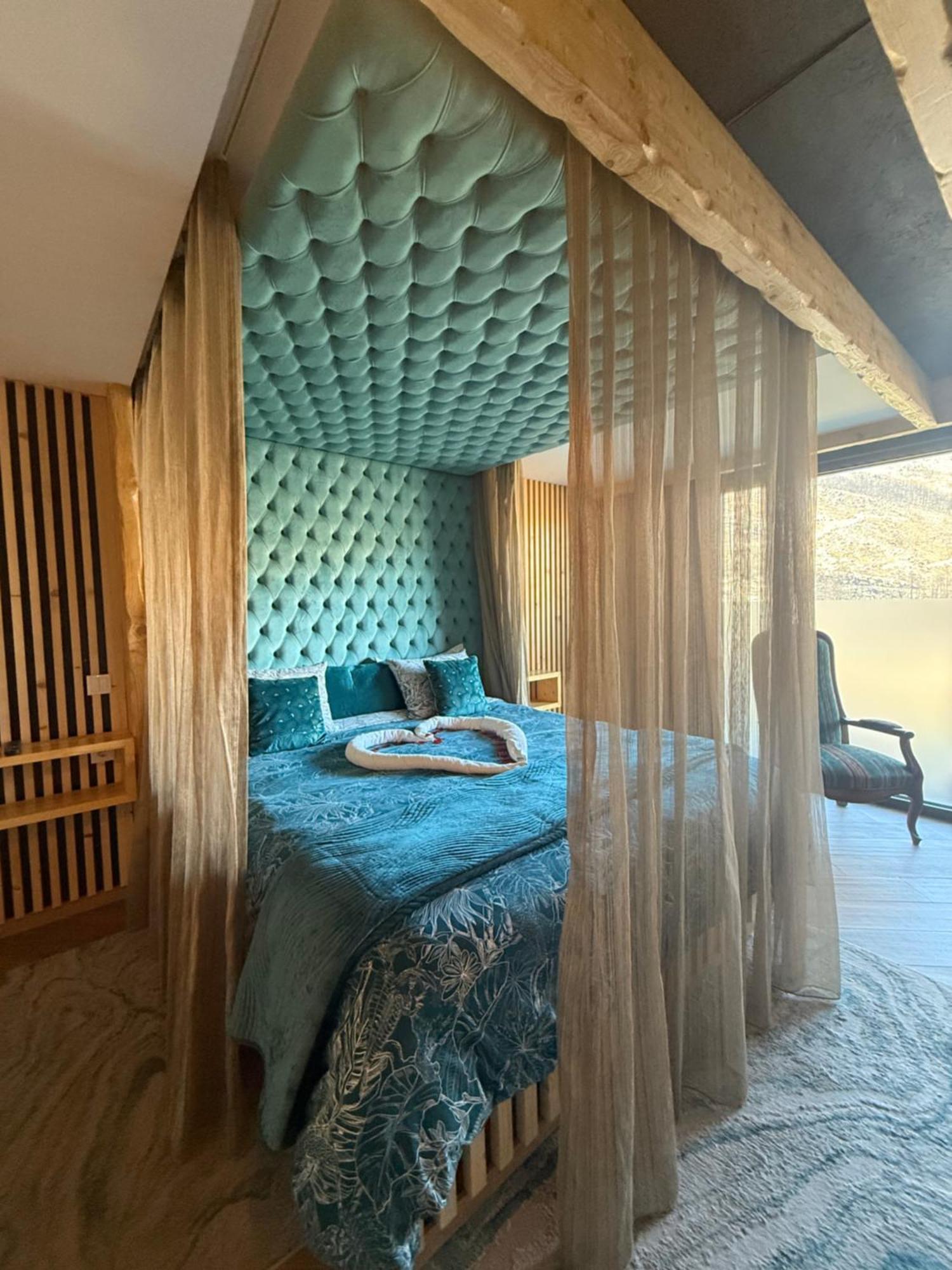 Deluxe Suite Spa Bath