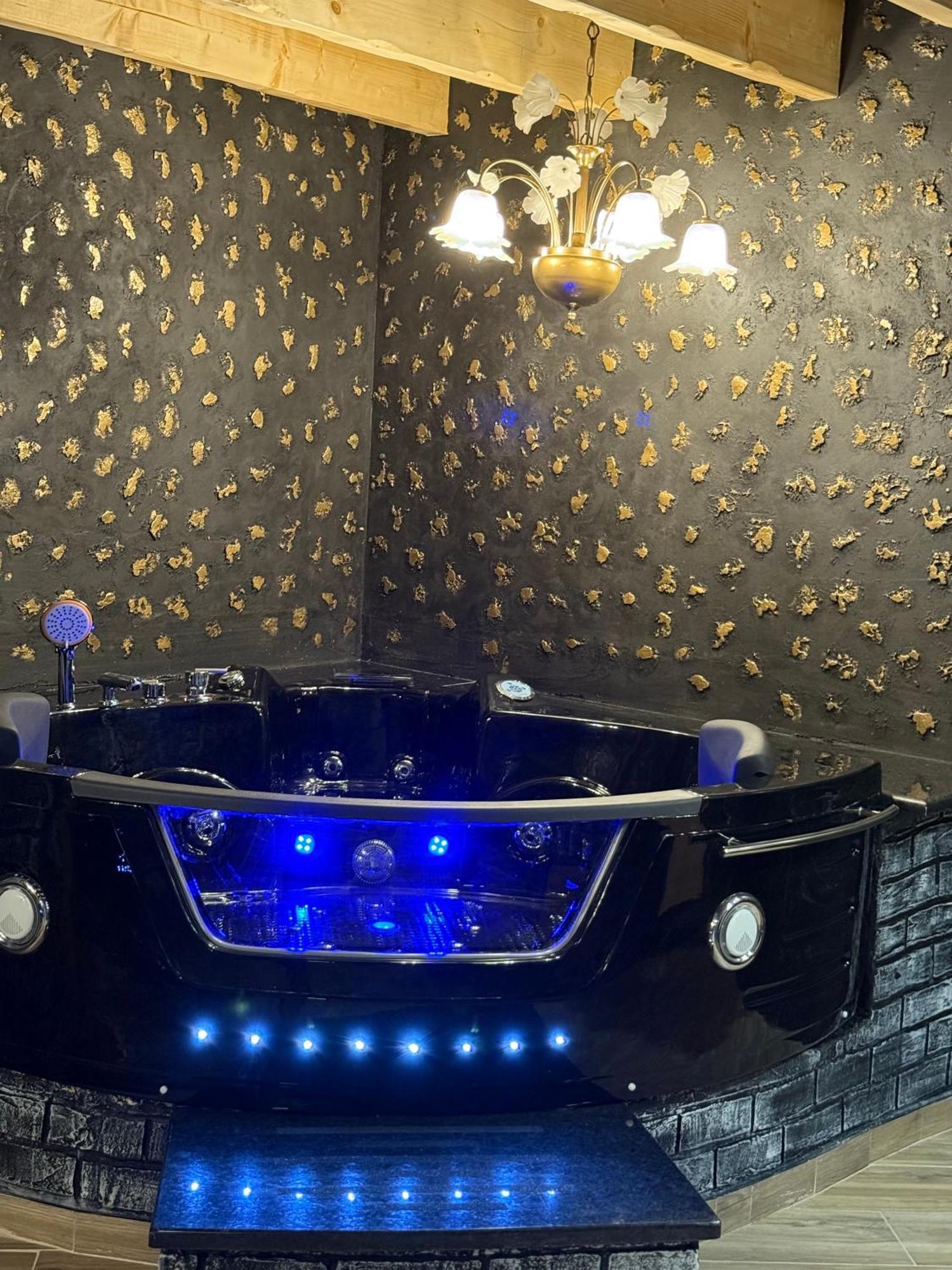 Deluxe Suite Spa Bath
