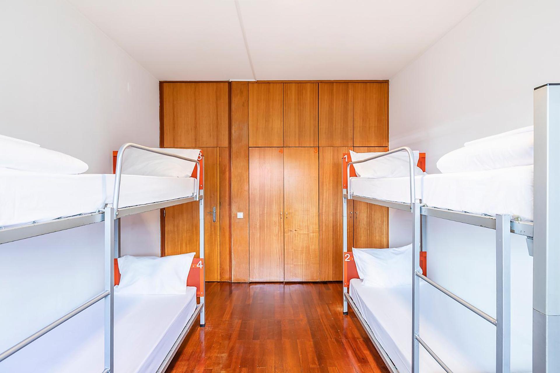 Cama num Dormitório Masculino com 4 Camas