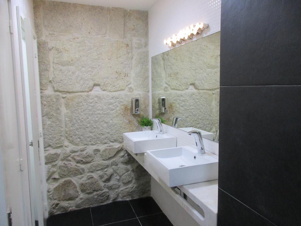 Cama en habitación compartida mixta de 8 camas con baño privado y vistas al río