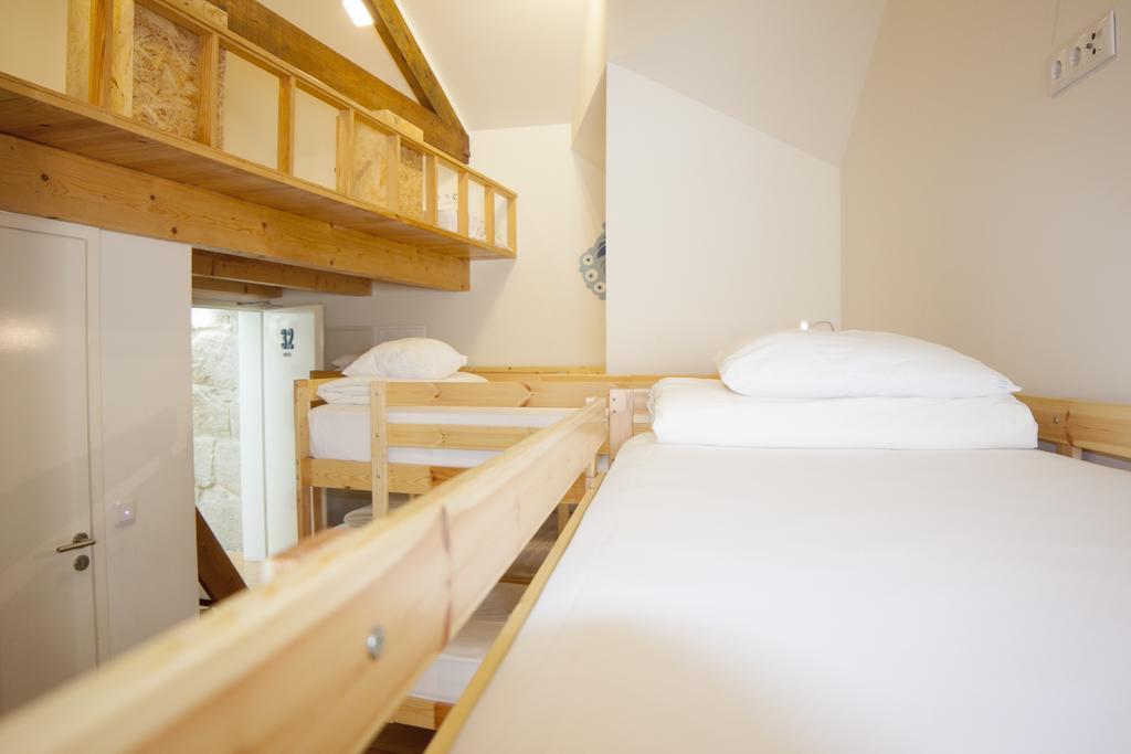 Cama en habitación compartida femenina de 8 camas con baño privado