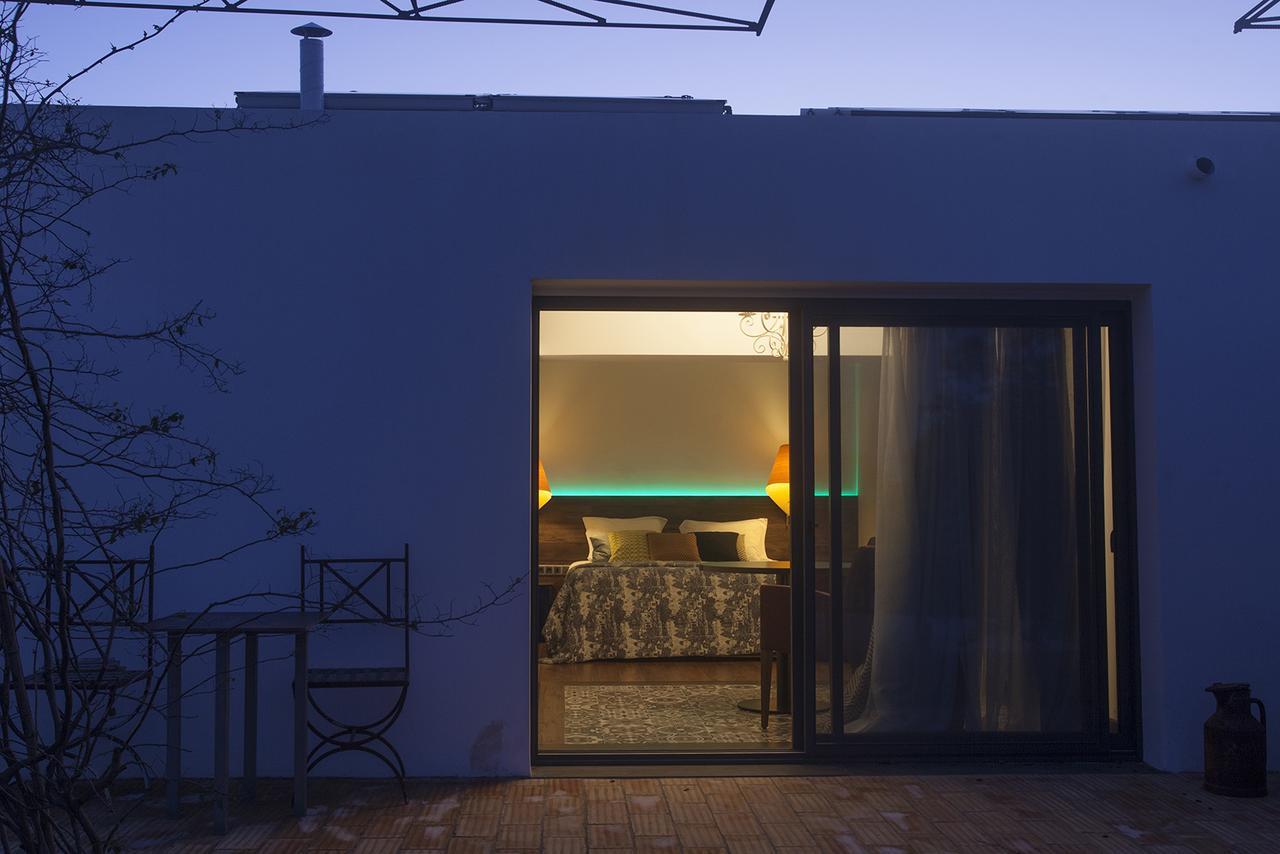 Suite con bañera de hidromasaje y cama grande