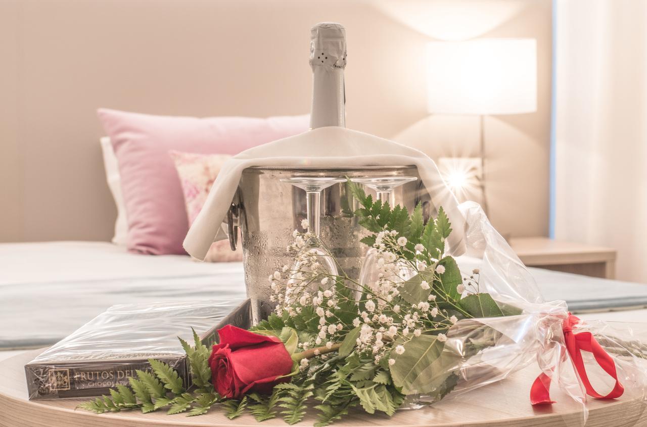 Romantic,765994498:JPEG