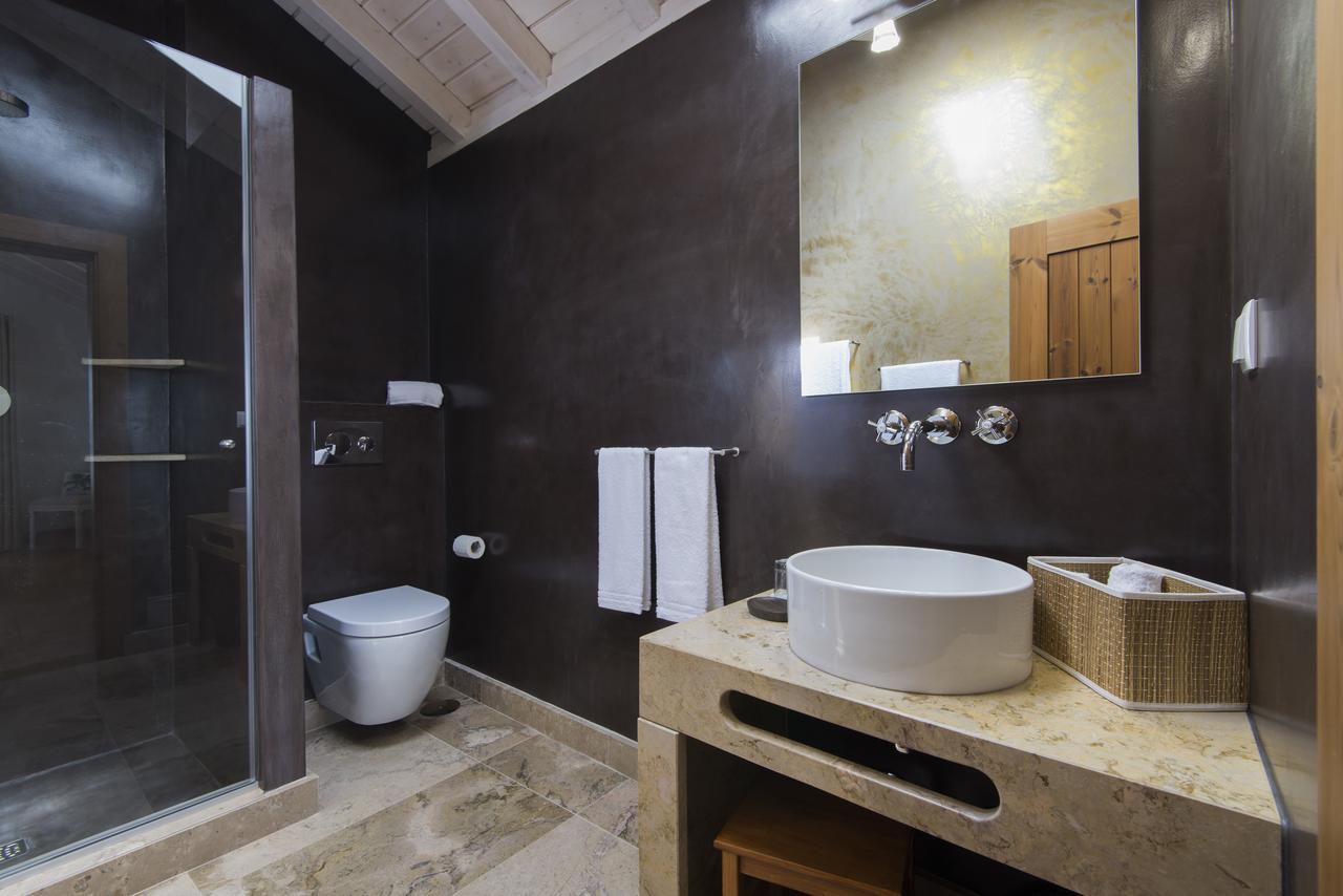 Deluxe Double Room with Side Sea View