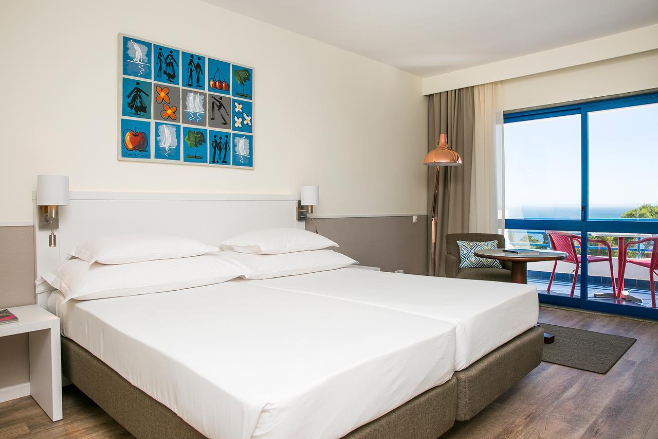 Quarto Twin Deluxe com Cama Extra e Vista Mar