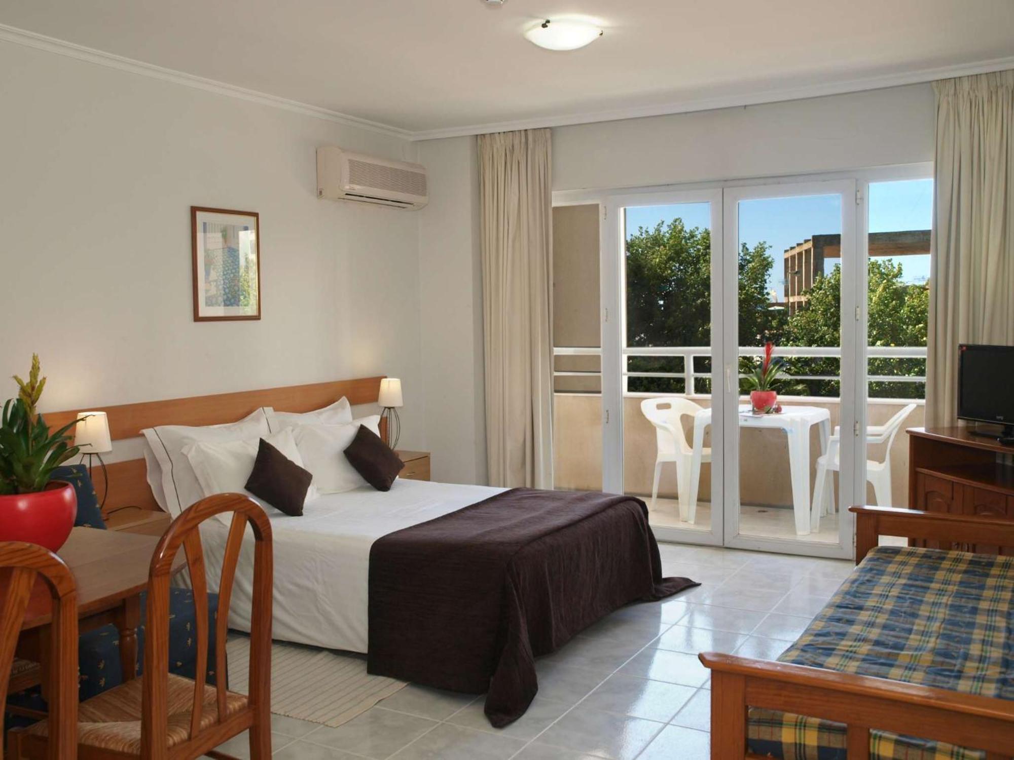 Studio (2 Adults + 1 Child up to 12 years old)