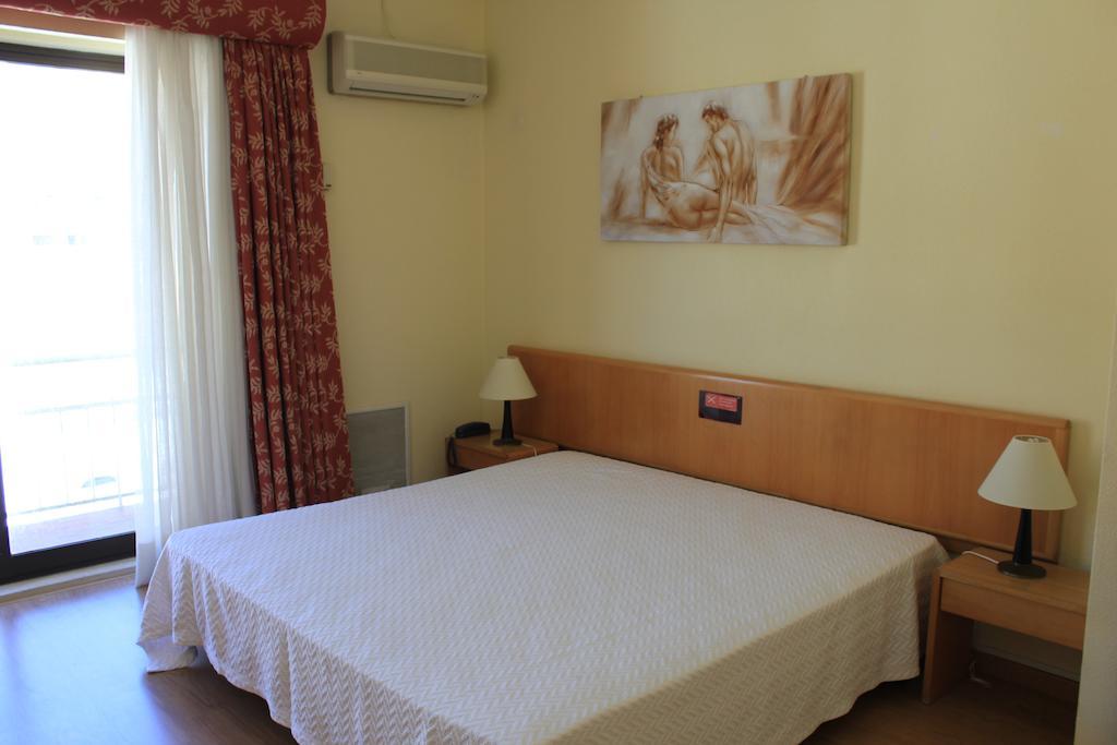 Quarto Duplo com Cama Extra (2 Adultos + 1 Criança)