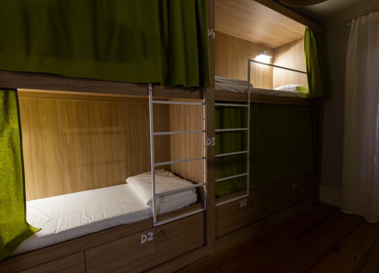 Cama num Dormitório Misto com 8 Camas
