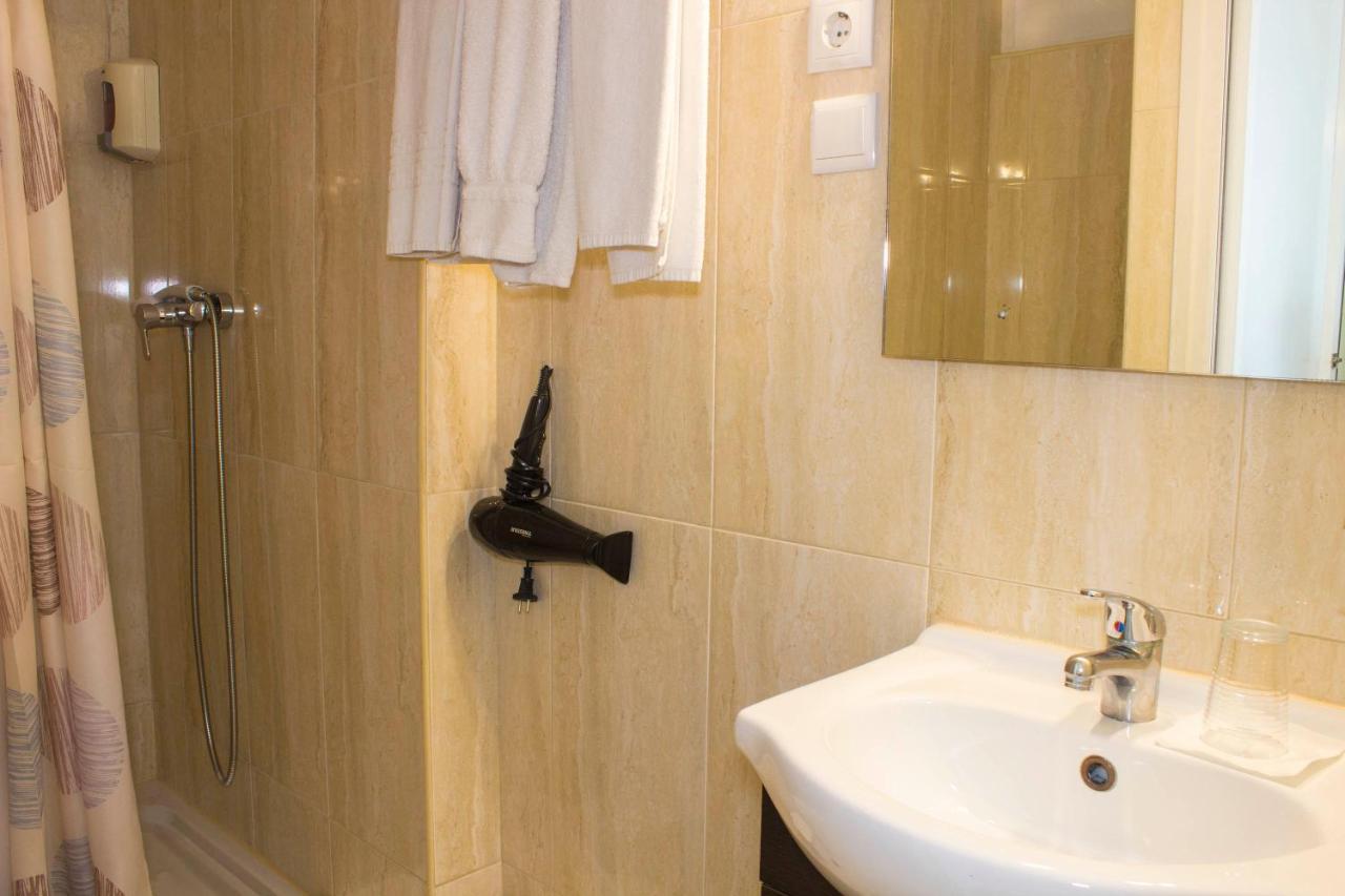 Habitación Triple con balcón y vistas al jardín