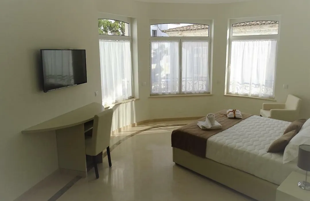 Bowen, Luxury Suites-1