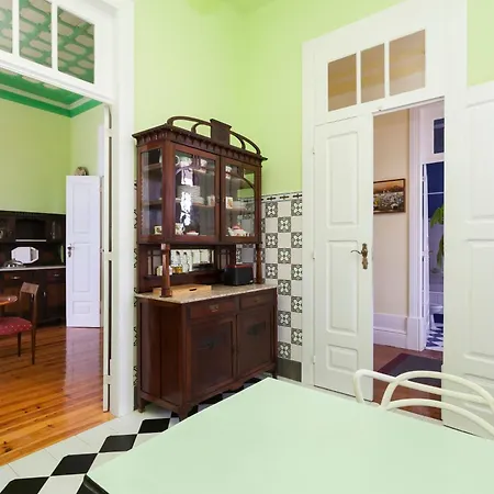 Vintage Balcony Guesthouse & Suites-2