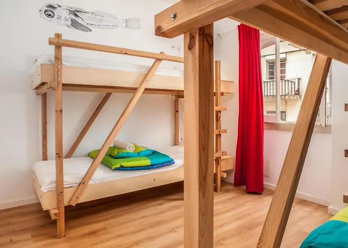 Nazare Hostel - Rooms & Dorms